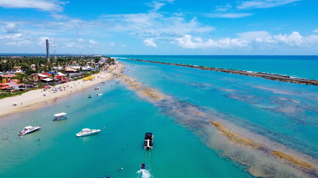 Vista do litoral de Barra de São Miguel em Alagoas